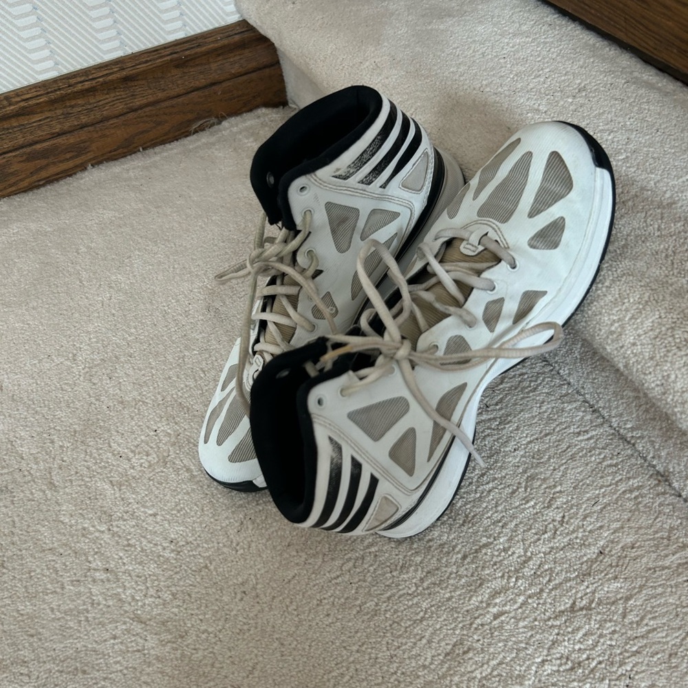 Adidas high tops ladies 8. EUC ready for a new adventure. - Picture 2 of 4